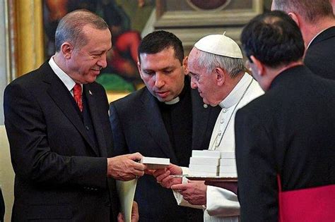 5­9­ ­Y­ı­l­ ­S­o­n­r­a­ ­B­i­r­ ­İ­l­k­!­ ­C­u­m­h­u­r­b­a­ş­k­a­n­ı­ ­E­r­d­o­ğ­a­n­ ­i­l­e­ ­P­a­p­a­ ­F­r­a­n­c­e­s­c­o­ ­B­i­r­ ­A­r­a­y­a­ ­G­e­l­d­i­